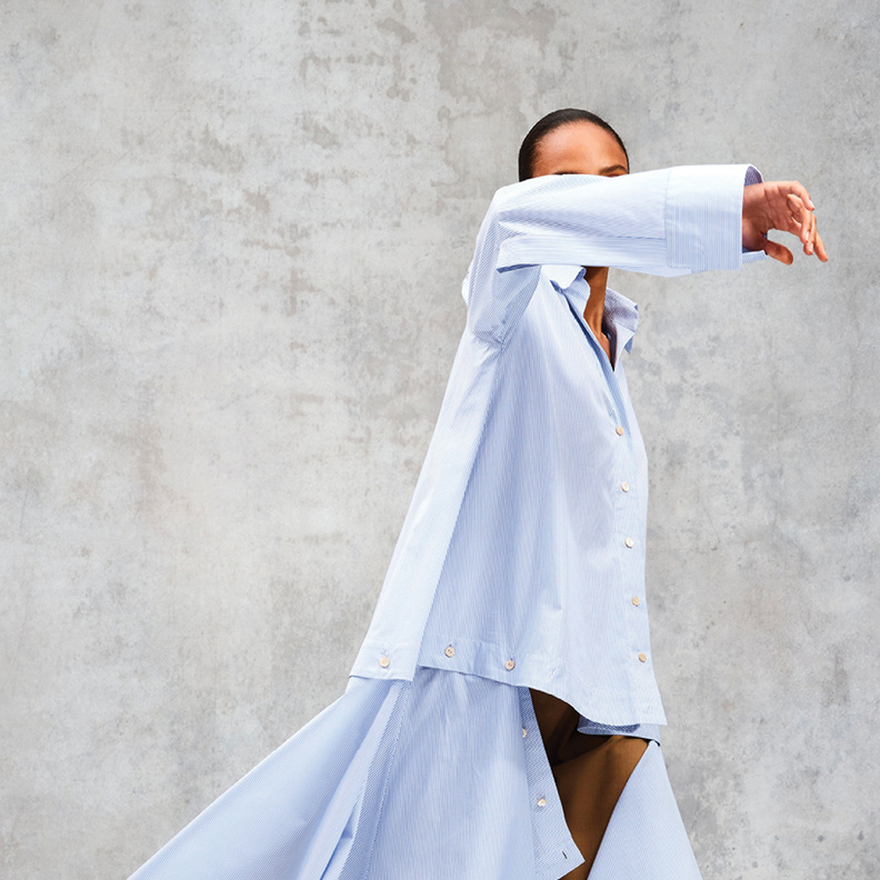 إطلالات مصممة على شكل قمصان بمقاربة مرتاحة ومسترخية من إطلالات "ريزورت" 