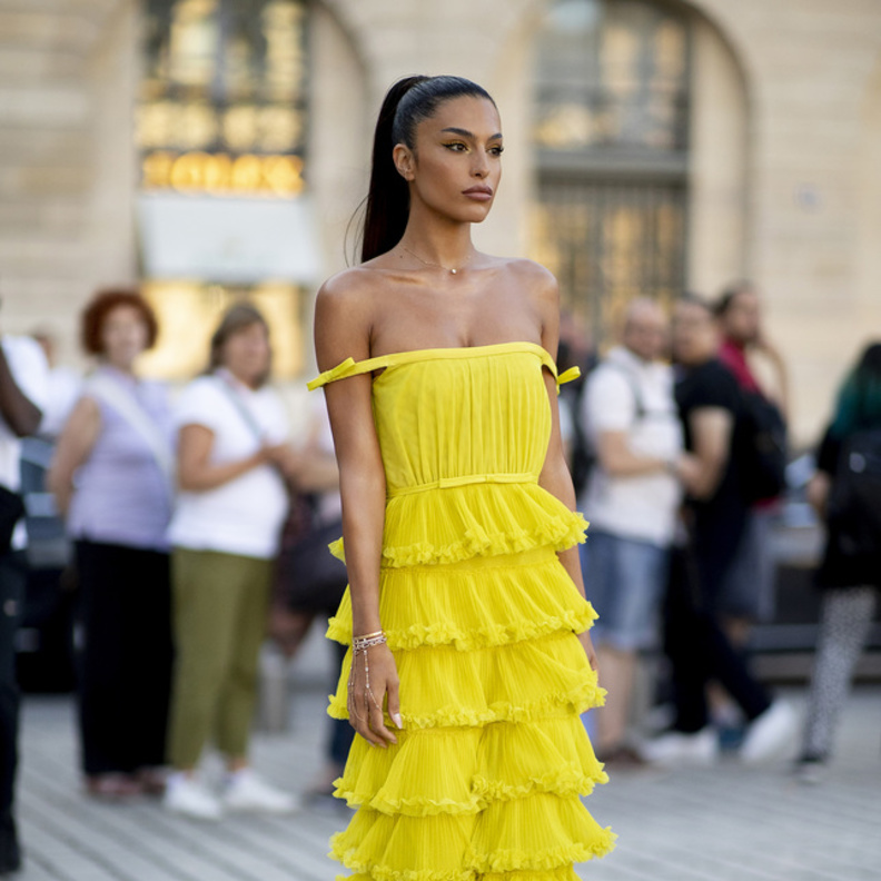 إطلالة لافتة بأسلوب Street style بالموسم السابق من باريس 