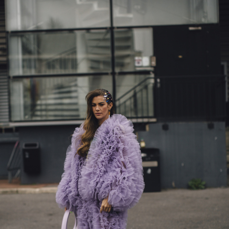 اللّون البنفسجي من صيحات الموضة المستمرة لعام 2023 بإطلالة من Street style