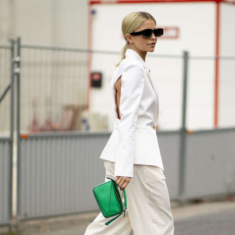 تنسيق حقيبة باللّون الأخضر مع بدلة بالأبيض من Street style