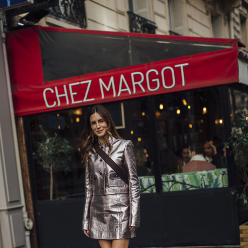 هل أنت من محبي التنانير الميتاليكية؟! إليكِ أبرز طرق تنسيقها للوك عصري ولافت 