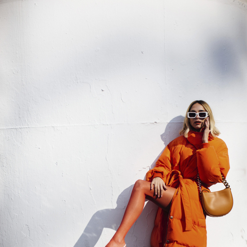 إطلالة لافتة باللّون البرتقالي الناري من Street style