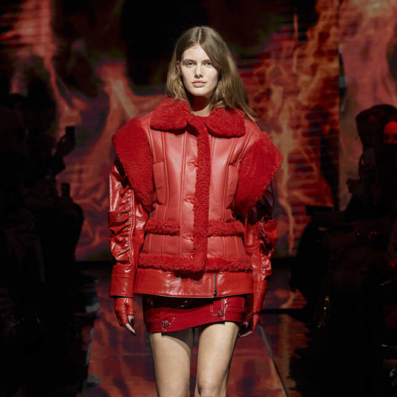 إطلالة لافتة من Phillipp Plein بتنسيق لافت وعصري