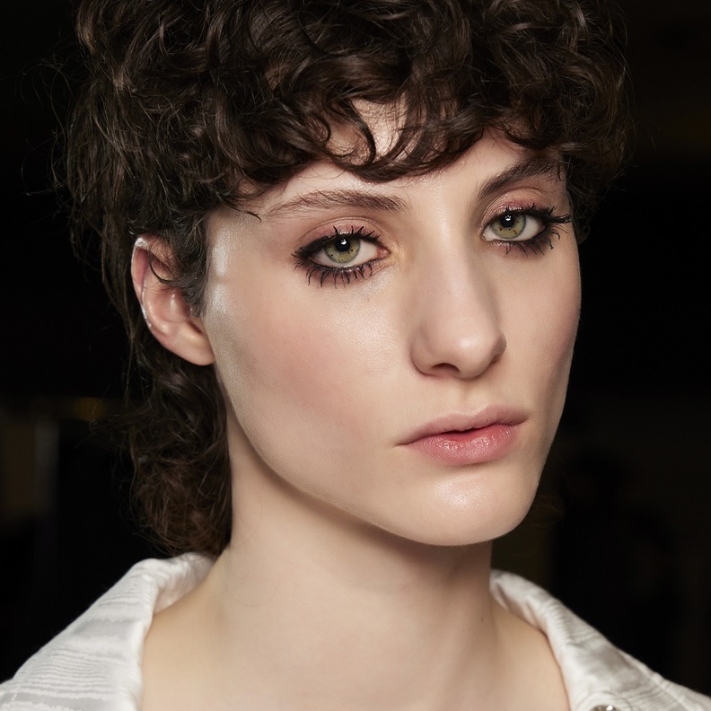 فوائد سيروم الرموش وأفضل انواعه