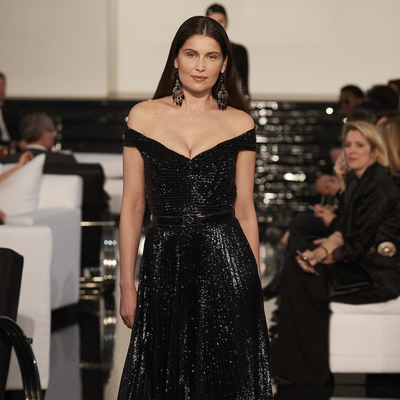 فساتين أوف شولدرز تضمن لك اطلالات أنثوية وجذابة 