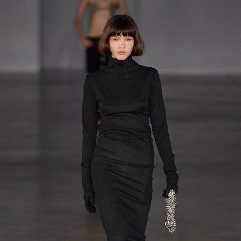 فستان أسود طويل، وصندل أسود من لودوفيك سان سيرنين