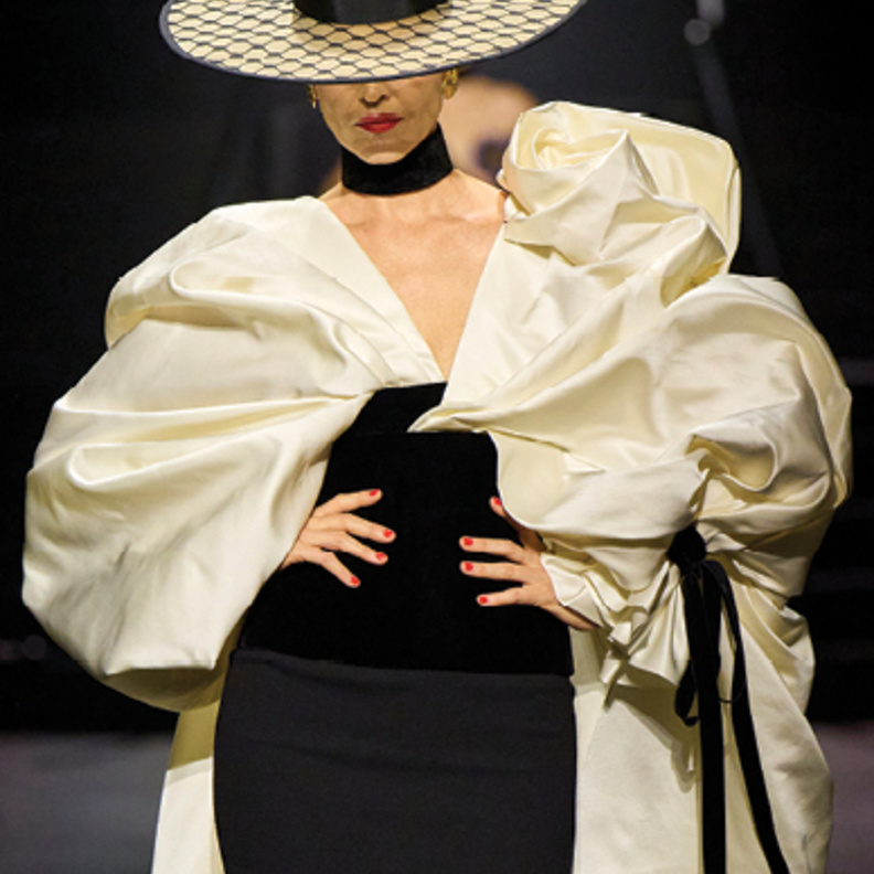 قصة القبعة القطعة الأيقونية التي حملت على مرِّ القرون معان كثيرة