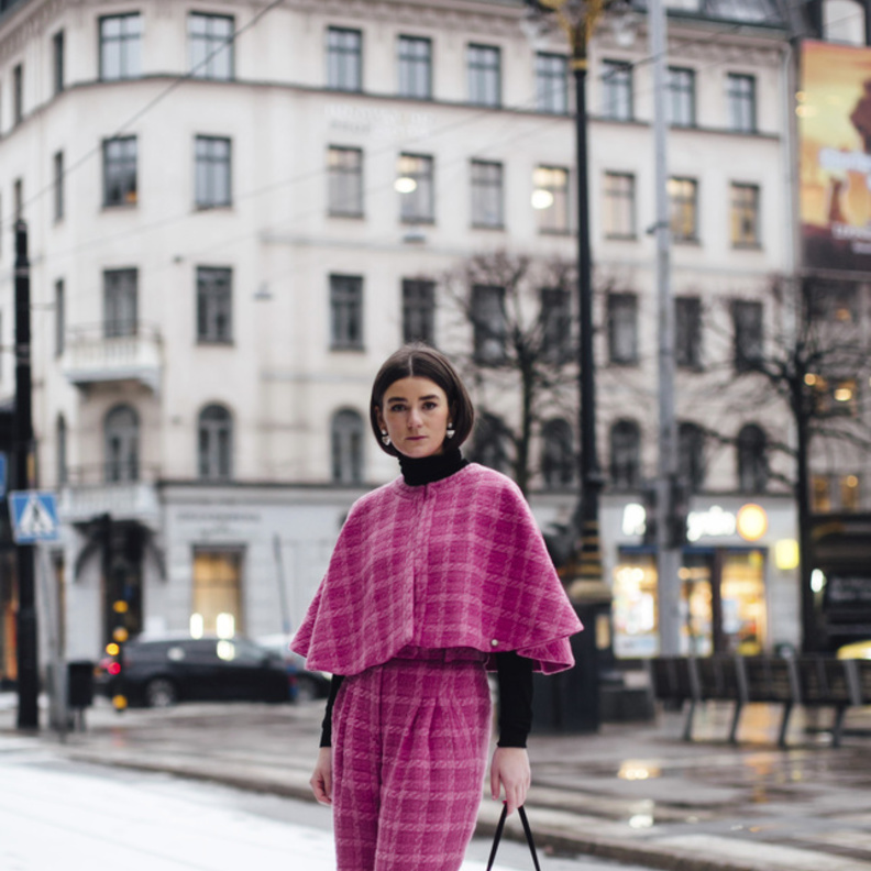 إطلالة لافتة وعصرية باللّون الوردي من Street style