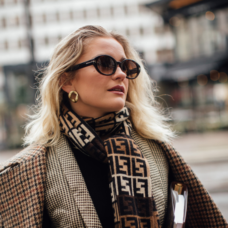 الوشاح النظارة الشمسية وقفازات اليد أكسسوارات لا غنى عنها في رحلات السفر لهذا الموسم من خريف 2023