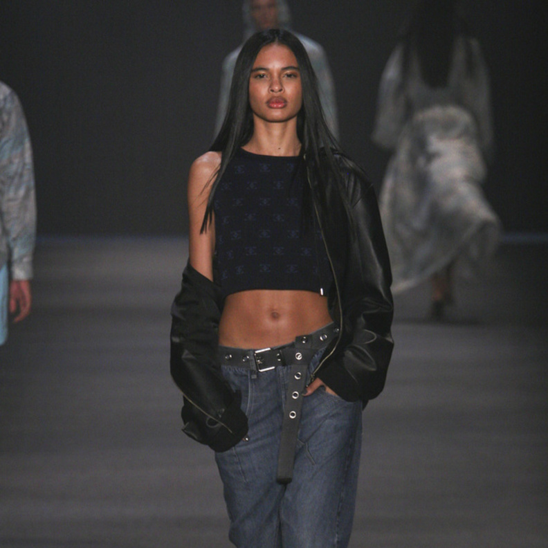 تنسيق السروال الدنيم الواسع مع كروب توب من Torinno