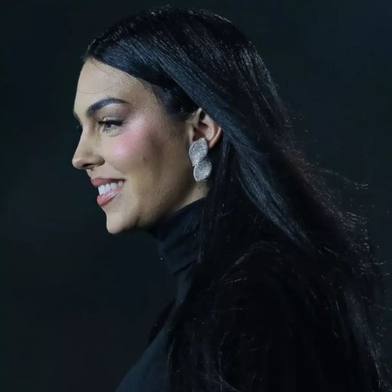 5 أساسيات جمالية اعتمدتها جورجينا رودريغز في اطلالتها بالسعودية ..تعلّمي منها طريقتها