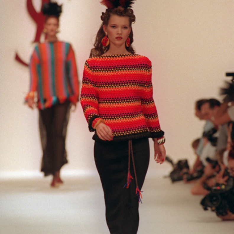 "كيت موس" Kate Moss  في عرض أزياء "سان لوران" SAINT LAURENT 1993