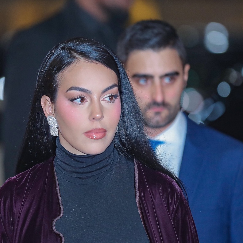 رونالدو وجورجينا في مرسول بارك.. ربطة عنق جذابة وإطلالة كلاسيكية مميزة