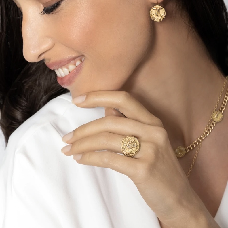 الأبراج والأجرام الفضائية تغزو عالم المجوهرات