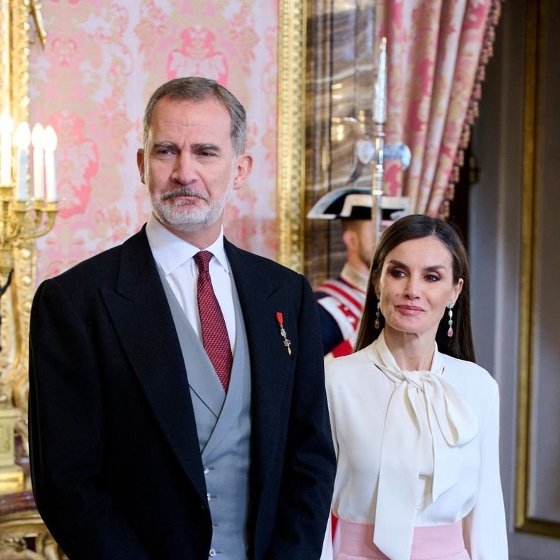 ليتيزيا ملكة إسبانيا تتعرض لموقف محرج.. وهذا كان رد فعلها