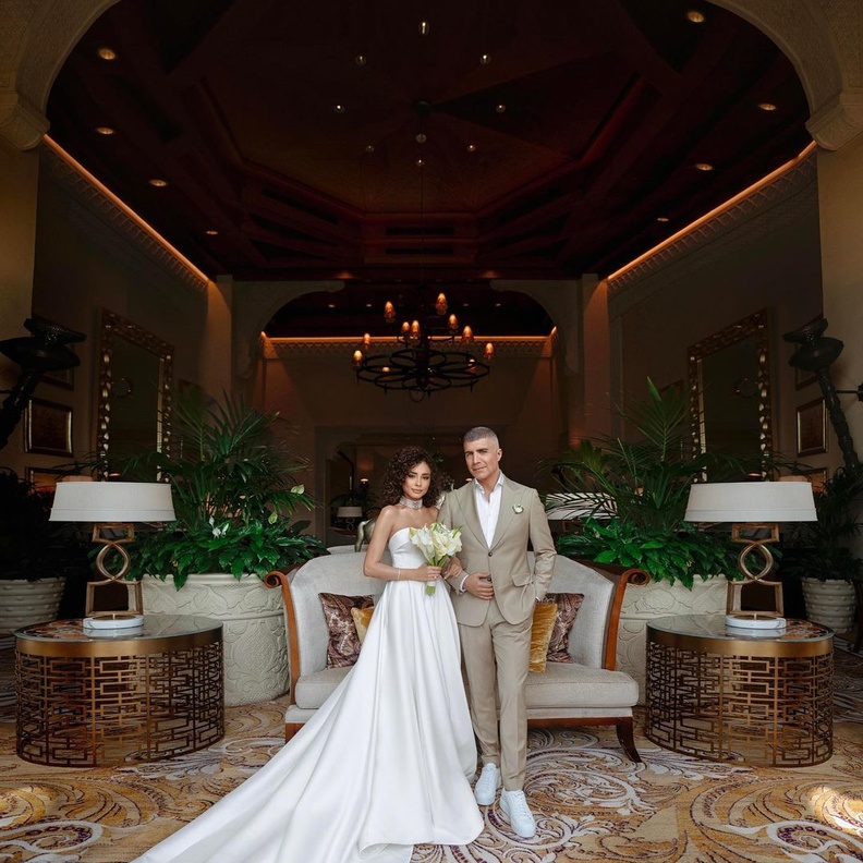 زيجات تركية أثارت الجدل في الوسط الفني أحدثها زواج أوزجان دينيز