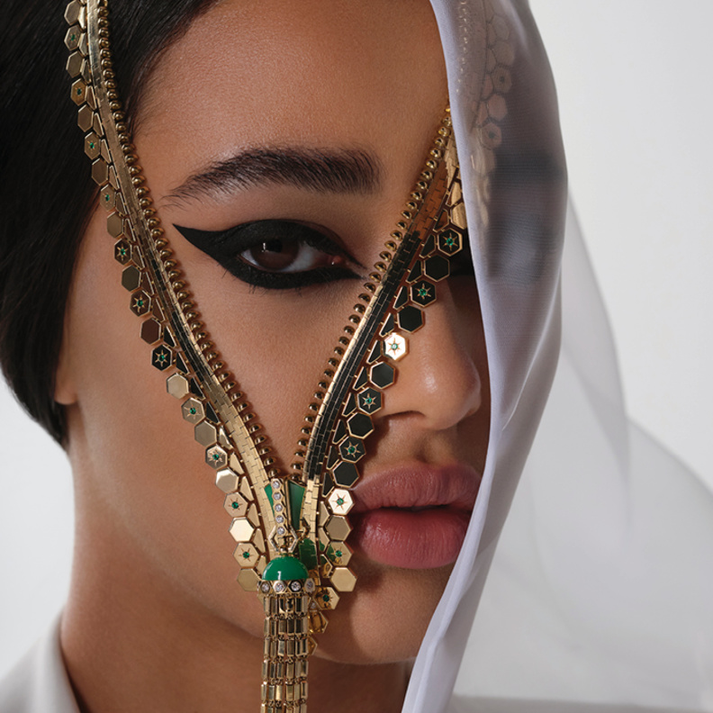 قلادة Zip Antique Ludo ذهب أصفر قابلة للتحويل إلى سوار، مزينة بأحجار الزمرد والألماس والكريسوبريس من "فان كليف آند آربلز" Van Cleef & Arpels.