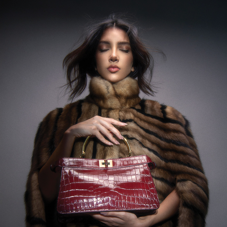فوق السحاب جلسة تصويرية خاصة بدار Fendi يتماهى فيها الدفء مع الفخامة 