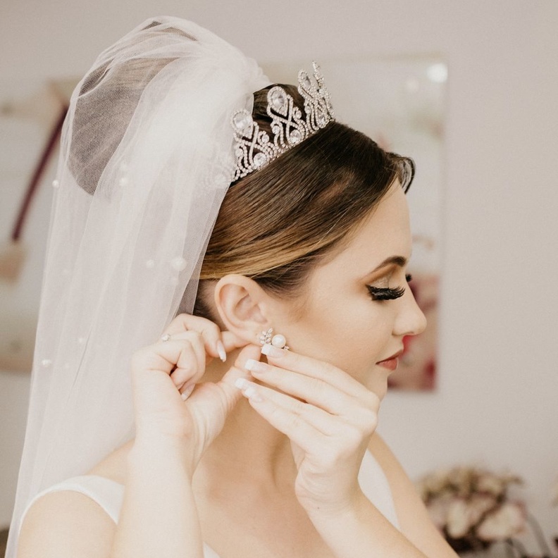 اختاري أقراط اللؤلؤ المناسبة ليوم زفافك