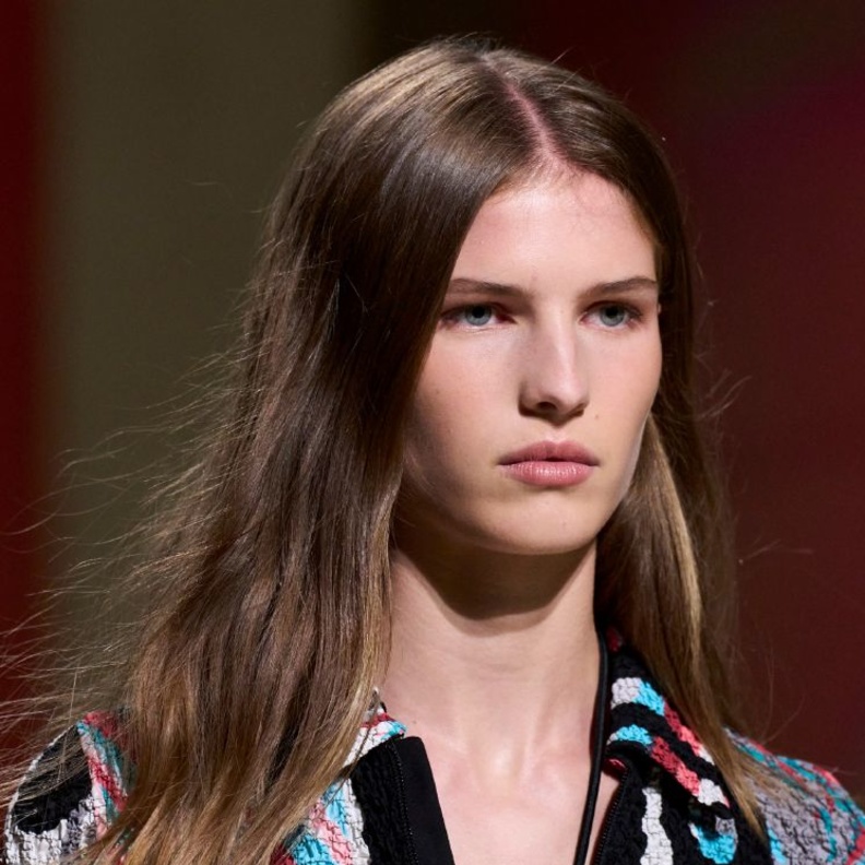 أخصائية الطب التجميلي الطبيبة إيمان عيتاني تقدم لـ " هي " دليلاً شاملاً حول علاجات فيلر الشعر للحصول على شعر صحي