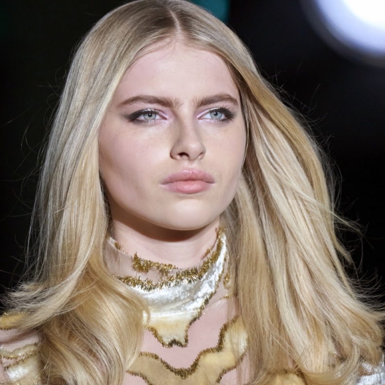 أساليب جمالية لتنسيق المكياج مع لون الشعر استعدادًا للاحتفال بـ عيد الحب