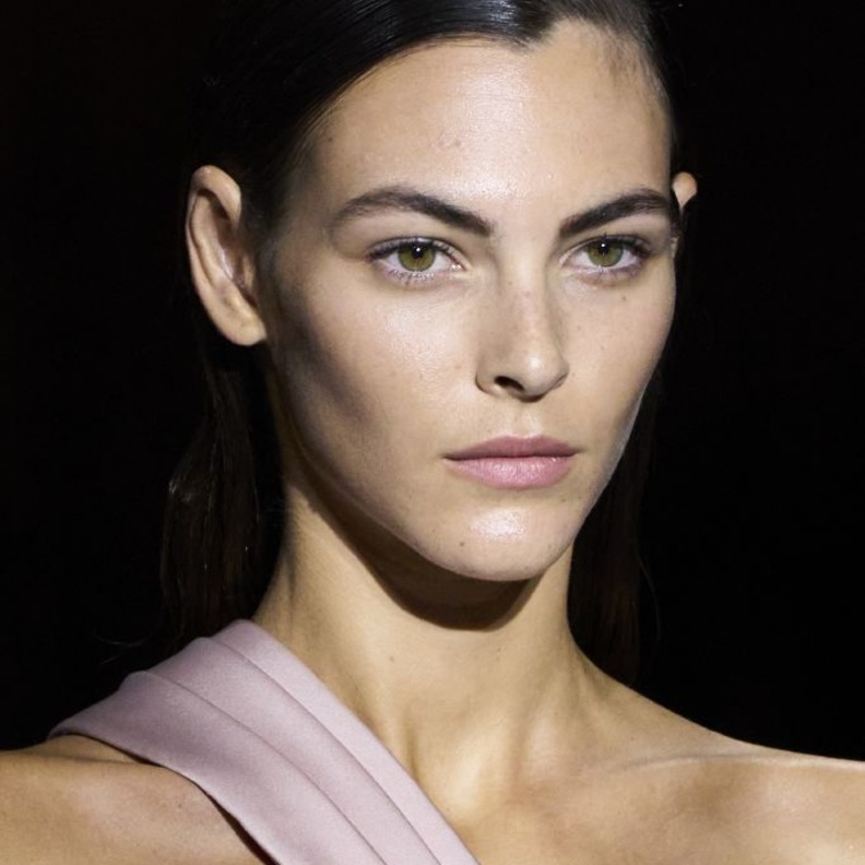 طرق طبيعية لعلاج تجاعيد الرقبة والتخلص من ترهلاتها