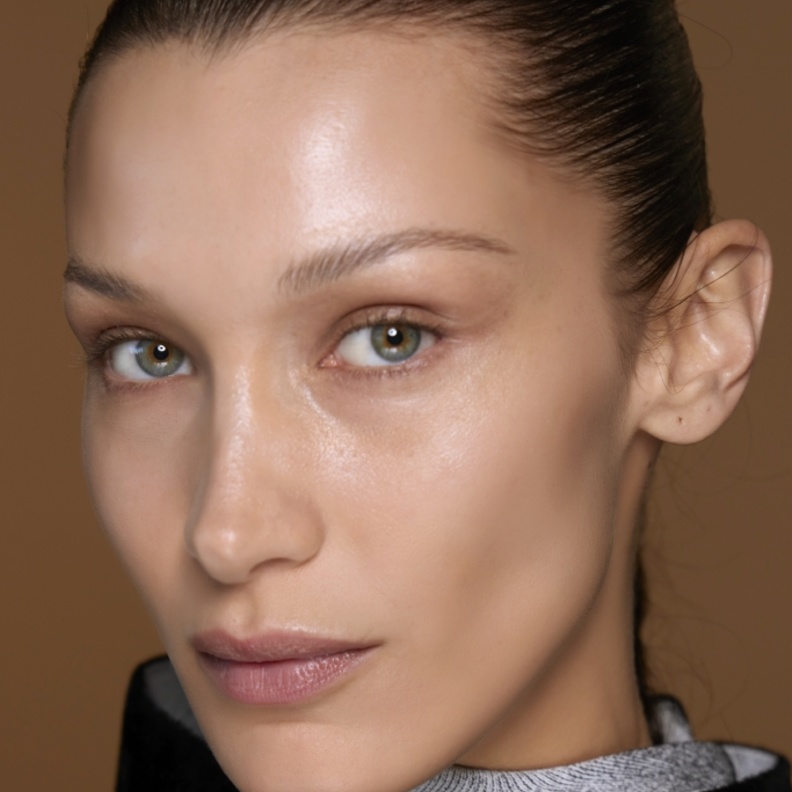 حيل بسيطة لمحبات المكياج الطبيعي.. صيحات تغني عن روتين الظلال القوية