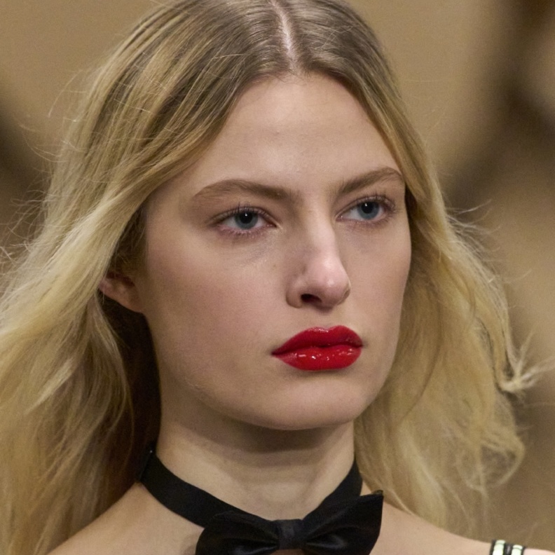 مكياج طبيعي وأحمر شفاه قوي طبّقيه بأسلوب دار شانيل لربيع 2023