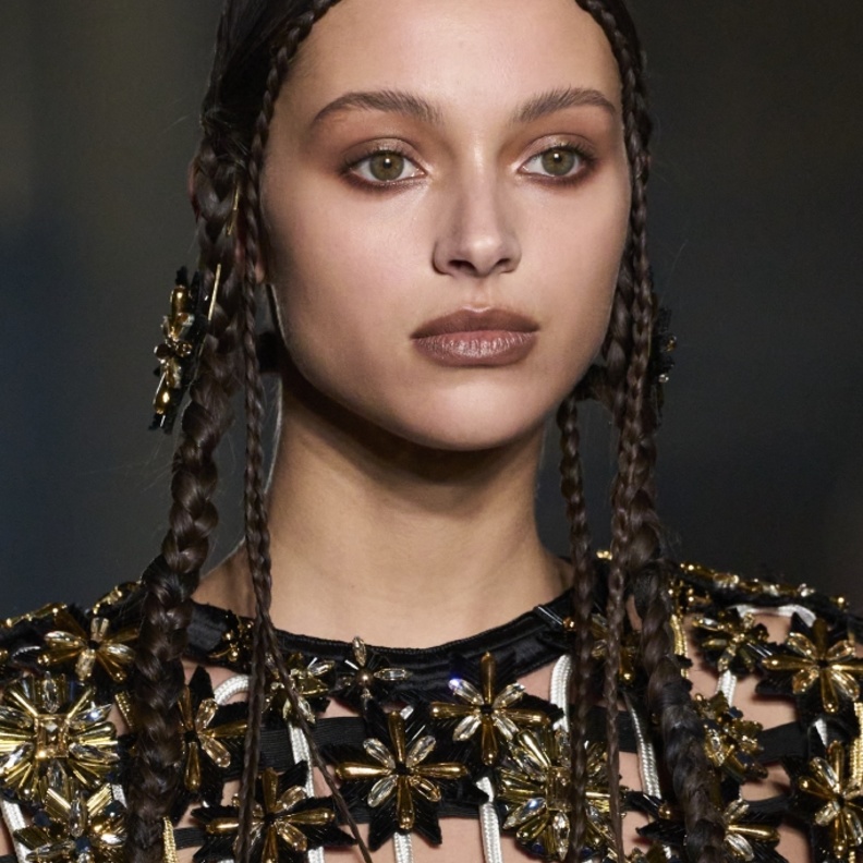 رسمات مكياج قوي وتسريحات عصرية في أسبوع الهوت كوتور