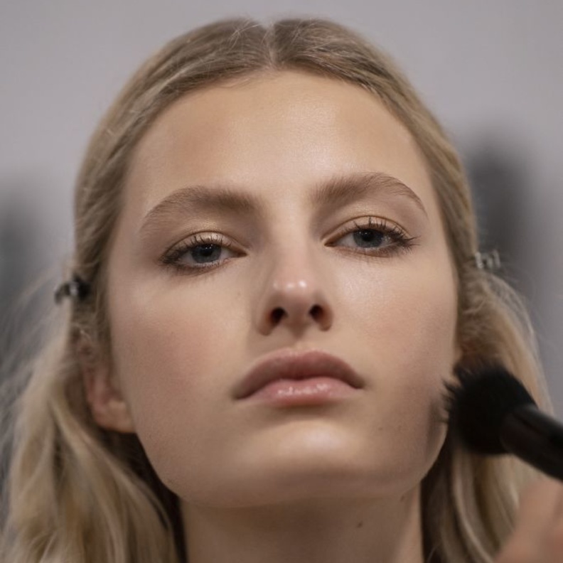 4 حيل مكياج تجعل عينيك أجمل بعيداً عن الظلال والآيلاينر..إليك خطوات تطبيقها