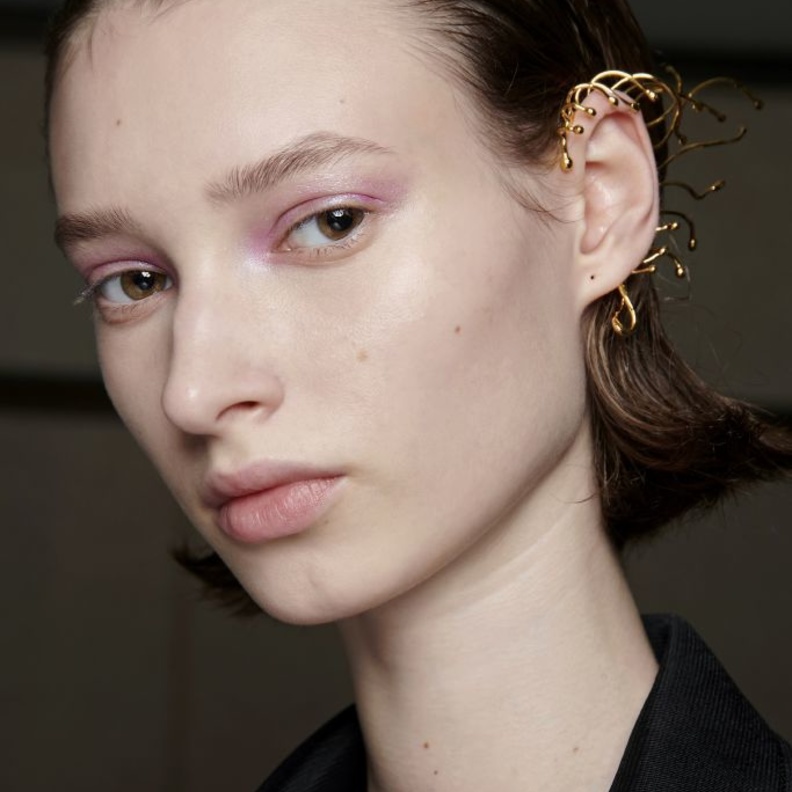 حلول فعالة ومحترفة للتخلص من الرؤوس السوداء في البشرة وإخفائها