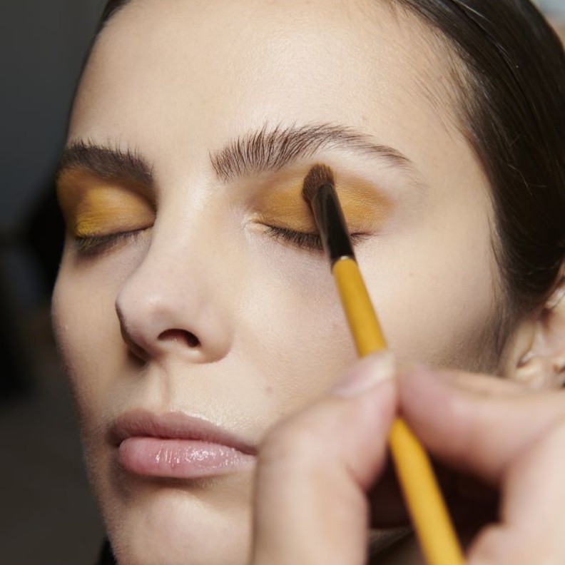 رسمات المكياج الأصفر المبهج وقواعد اختياره وفقاً للون بشرتك