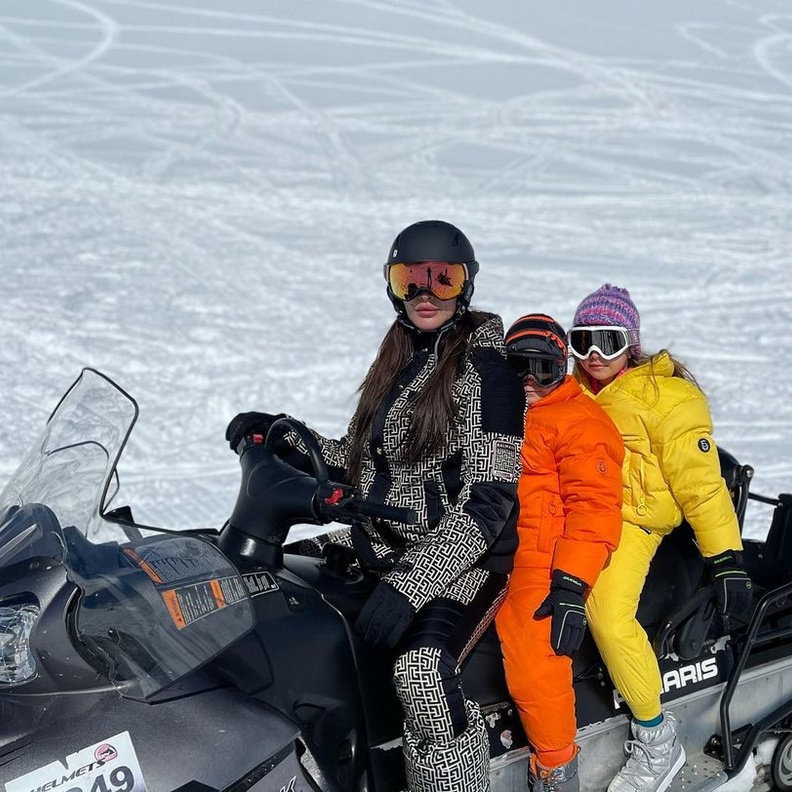 نادين نسيب وابنائها 