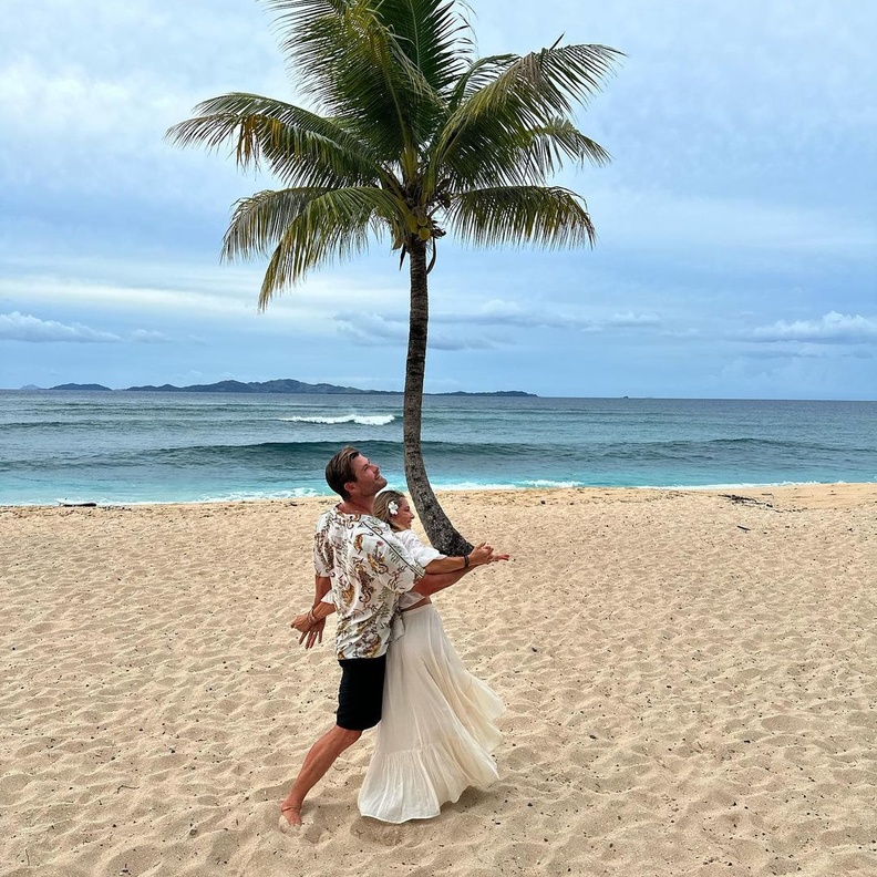 كريس هيمسورث وزوجته 