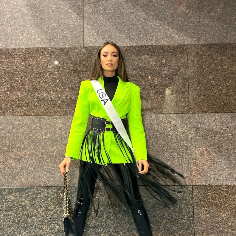 "تفضل التصميمات البسيطة".. جولة على أسلوب آر بوني غابرييل في اختيار إطلالاتها بعد فوزها بلقب ملكة جمال الكون