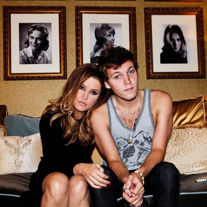 ليزا ماري بريسلي وابنها 