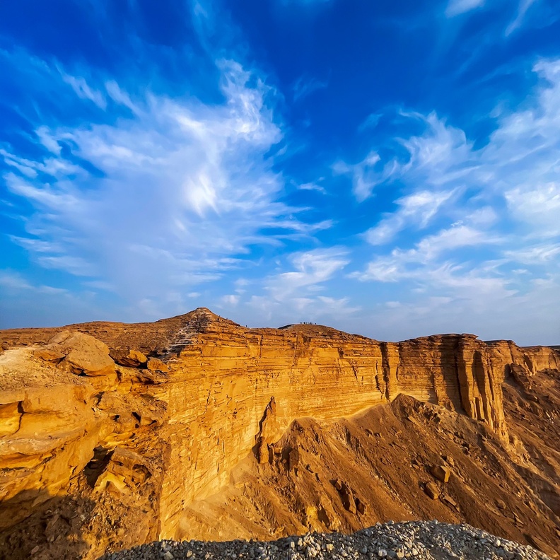 أجواء ممتعة للمغامرين في طويق - المصدر @lucxii7.