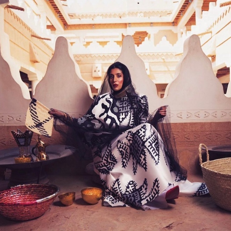 أحد الأزياء التي تم ارتداءها في كأس السعودية 2022 من تصميم أروى العماري