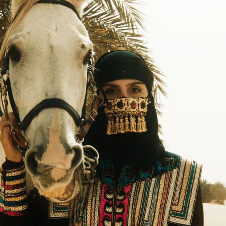 "أضوى عدنان أكبر" تكشف لـ "هي" تفاصيل التصميم الإبداعي الخاص بيوم التأسيس