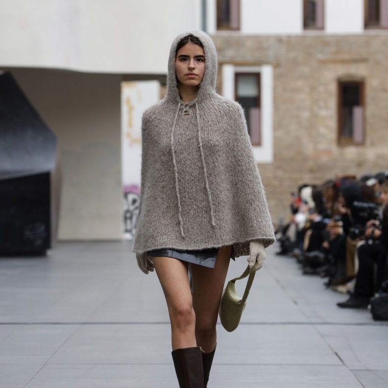 أضيفي إلى إطلالتك الكاب الصوف من علامة Paloma Wool