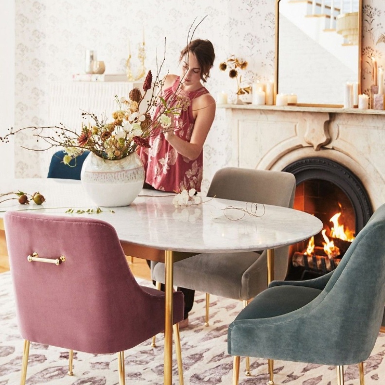 ألوان الكراسي المخملية تضفي لمسة رائعة على ديكور غرفة الطعام