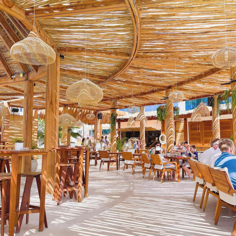 أماكن ساحرة بإطلالات خلابة لتناول الفطور في دبي منها مطعم Ula