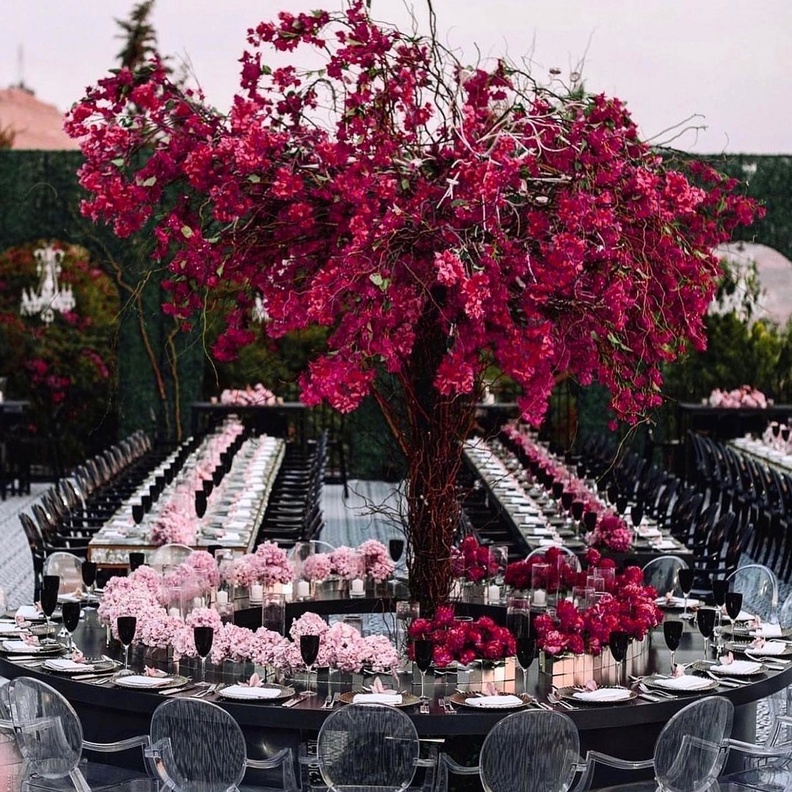 إعداد قطعة ديكور مركزية أنيقة لطاولات حفلات الزفاف