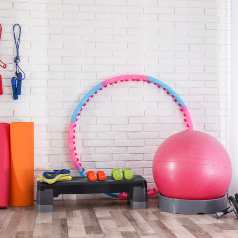 أهم الأدوات الرياضية التي قد تحتاجين إليها عند ممارسة الرياضة في البيت