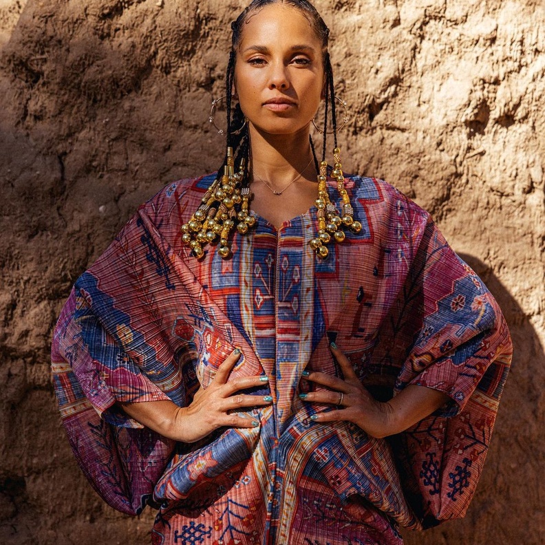 اطلالة "اليشيا كيز" من المصممة السعودية "كوثر الهريش" في حوار فني فريد من نوعه