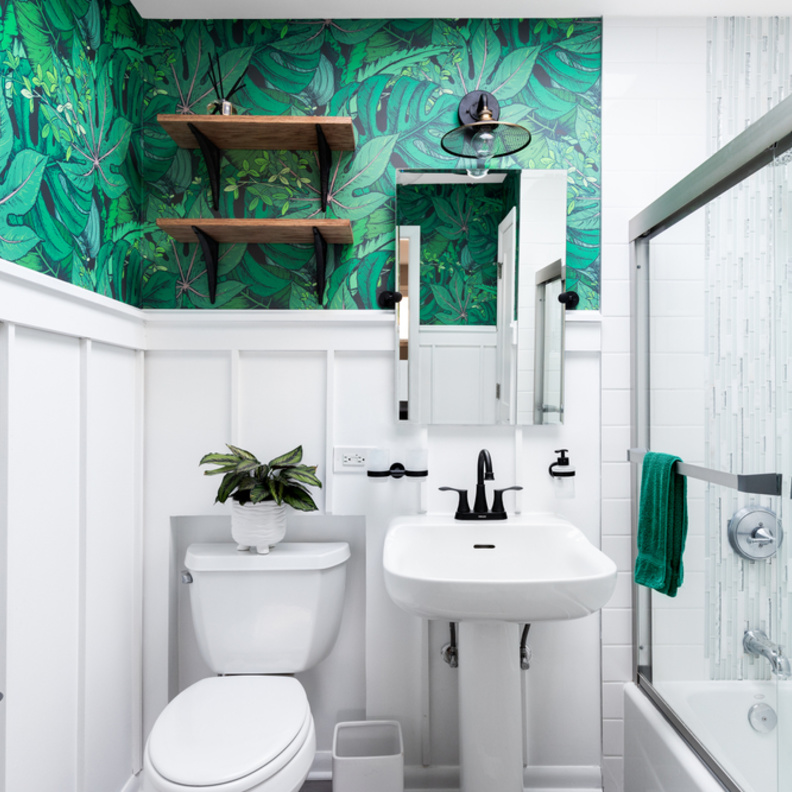 الحمام مكان رائع لتجربة الأنماط والأشكال المميزة لورق الحائط فيه