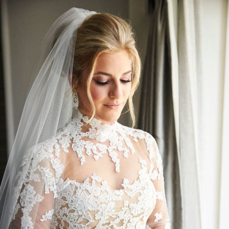 الفساتين ذات الياقات العالية فيجب انتقاء تسريحات شعر مسحوبة الى الخلف