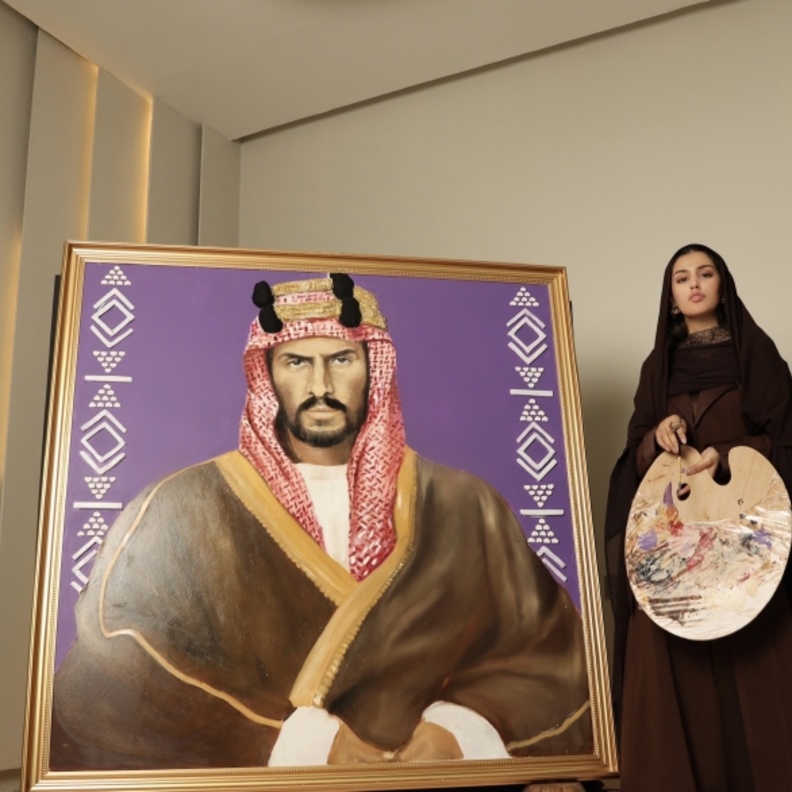 الفنانة التشكيلية مدى القحطاني تقدم لوحة المؤسس الملك عبدالعزيز تفوح منها رائحة الخزامى