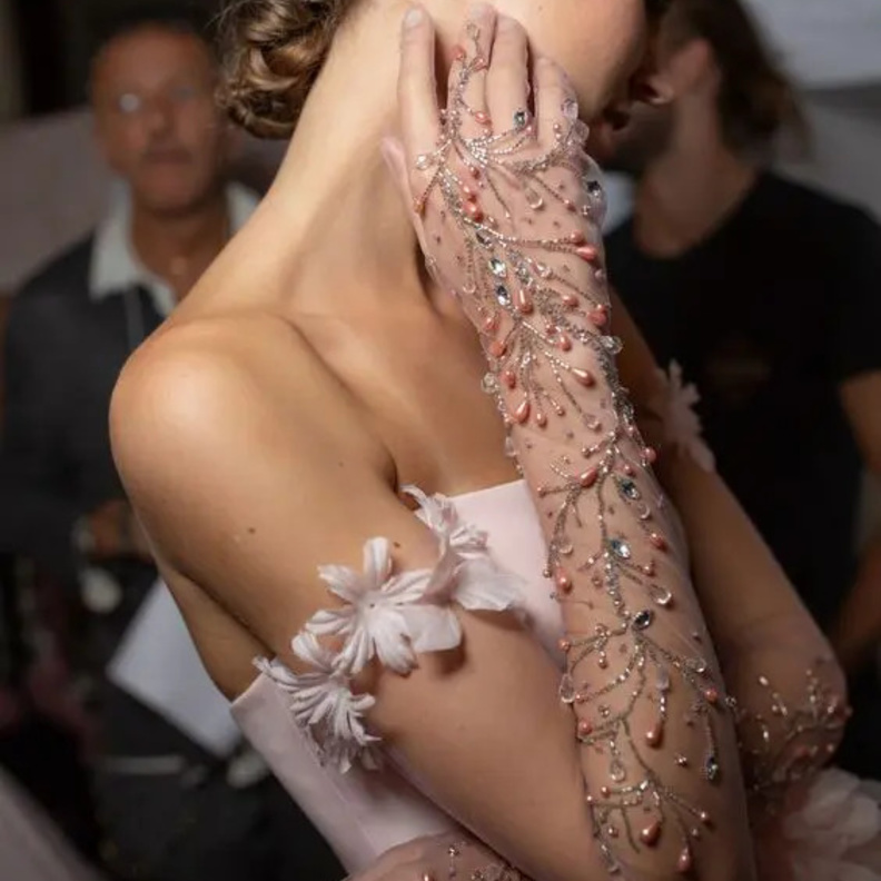 القفازات إلى إطلالات زفافهن في حفلات زفافهن في هذا العام
