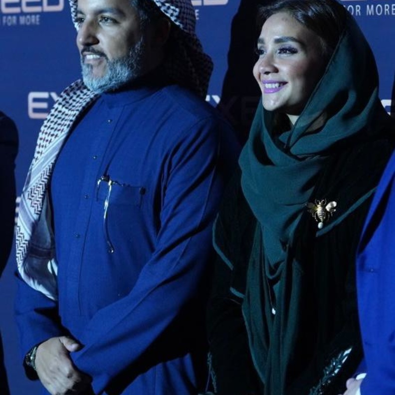 المغامر السعودي الدكتور بدر الشيباني ومنتجة الفيلم رؤى المدني